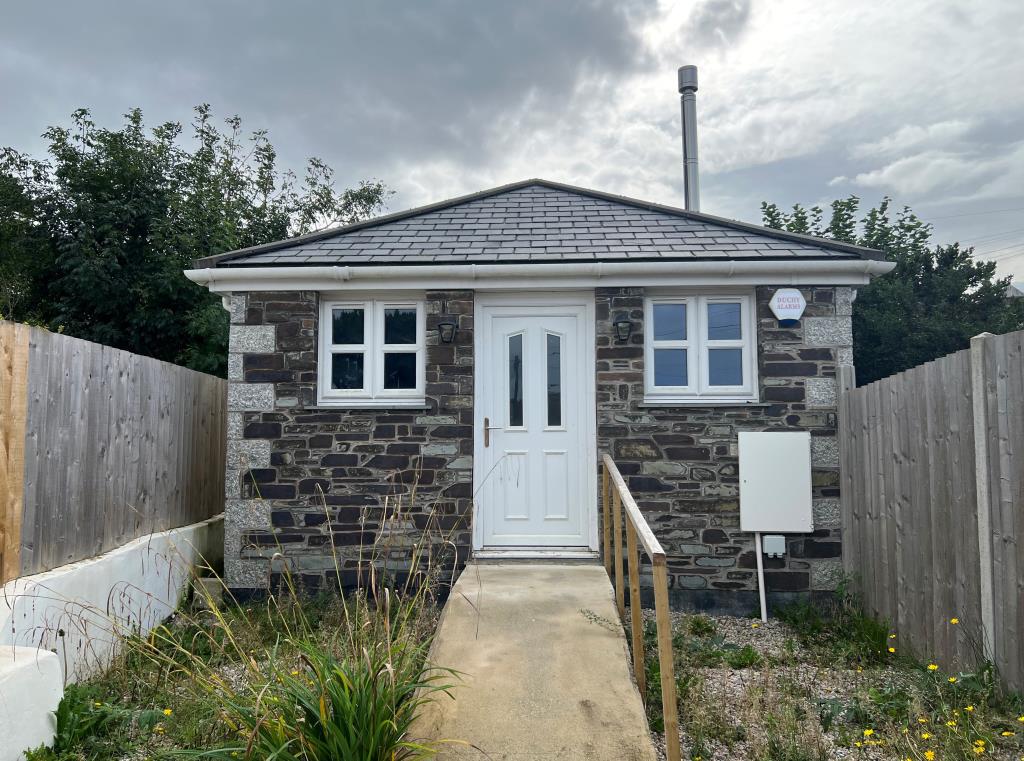 Lot: 23 - DETACHED FREEHOLD BUNGALOW - Exterior photo showing front of property